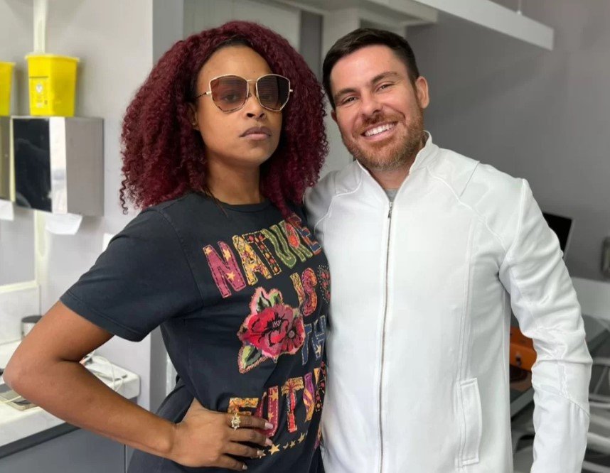 Dr. Fabio Barros prepara Roberta Rodrigues com Ultrassom Micro e Macro Focado para o papel de Veronika